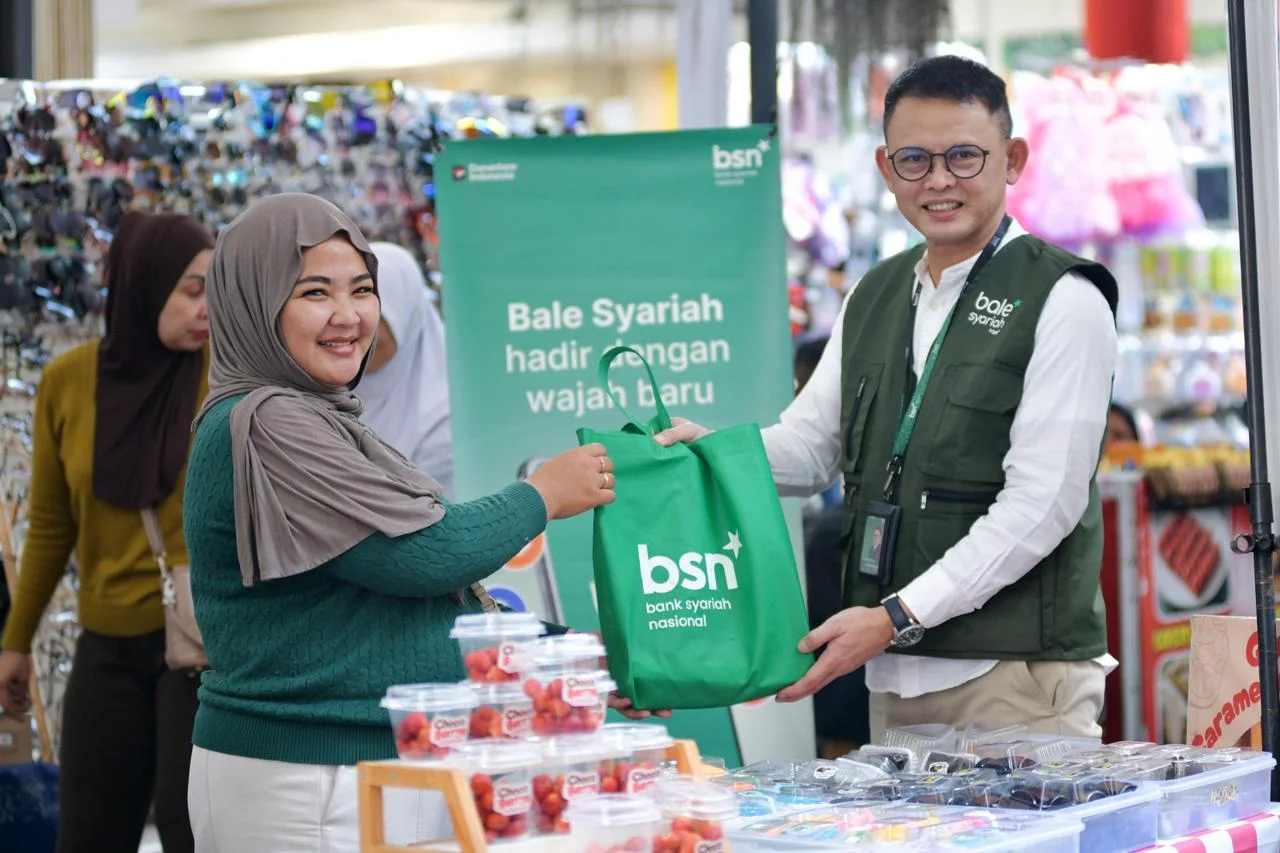 Foto : Ari Kurniawan Direktur Network &amp; Retail Funding Bank Syariah Nasional (Bank BSN) memberikan cendramata kepada salah satu pelaku UMKM.